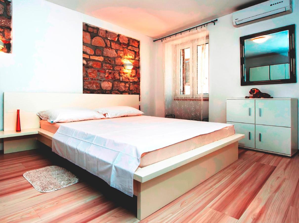 Augusta Apartment Rovigno Esterno foto