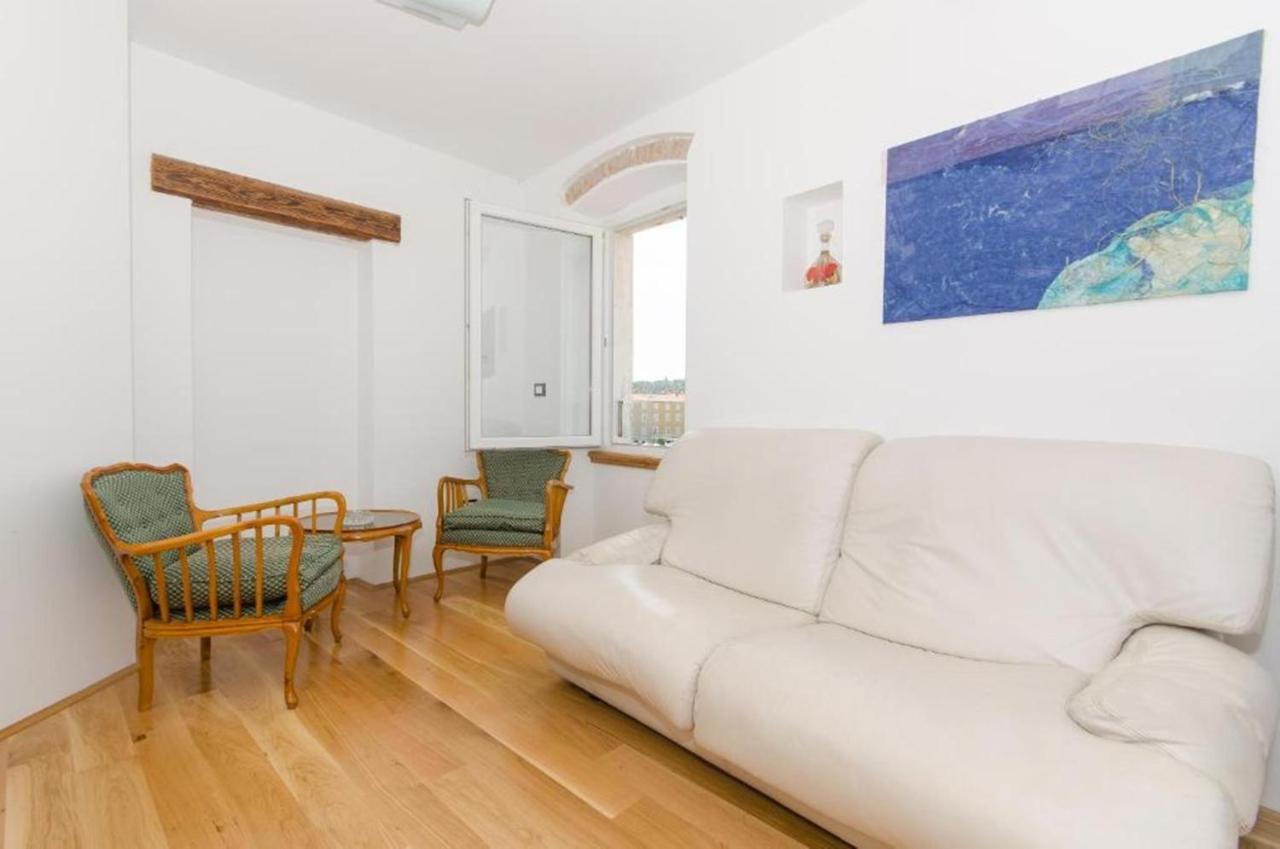 Augusta Apartment Rovigno Esterno foto