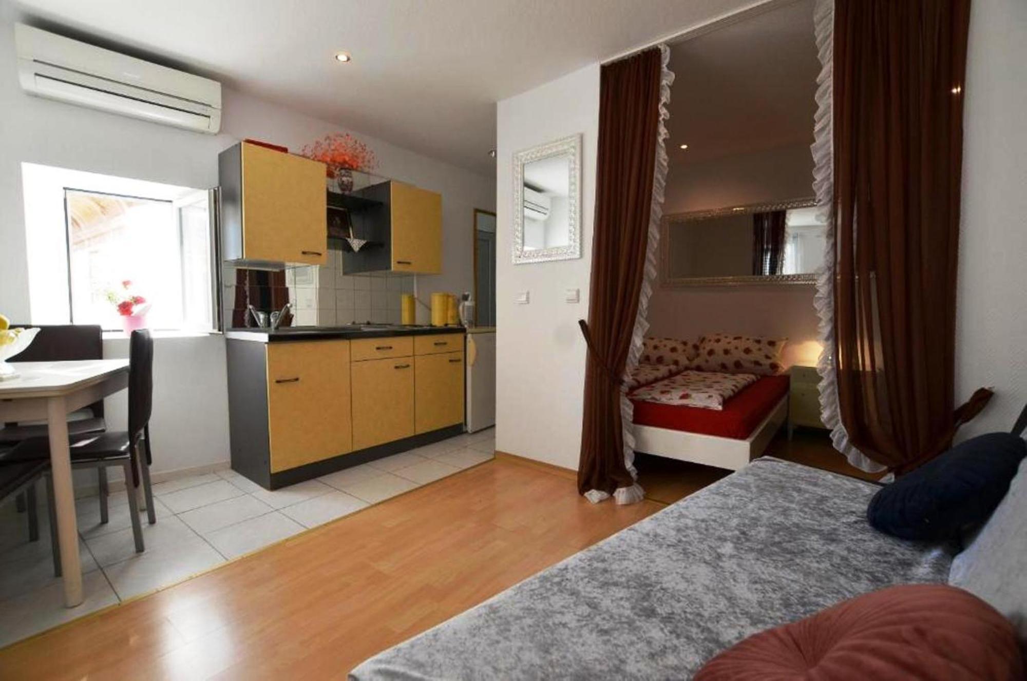 Augusta Apartment Rovigno Esterno foto